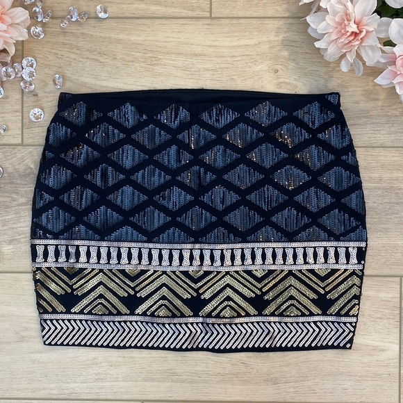 Express Sequin Mini Skirt - Picture 3 of 9